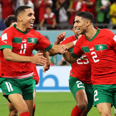 Marockanska spelare firar Achraf Hakimis mål.