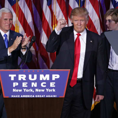 Varapresidentti Mike Pence ja presidentti Donald Trump vaalivalvojaisissa tuloksen julkistamisen jälkeen.