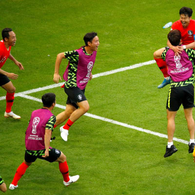 Etelä-Korean pelaajat juhlivat Saksa-voittoa.