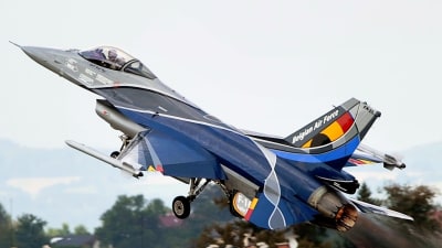 Ett belgiskt F-16 stridsplan lyfter från flygbasen Kleine Brogel i Belgien