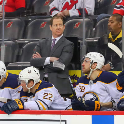 Phil Housley står i båset bakom sittande spelare