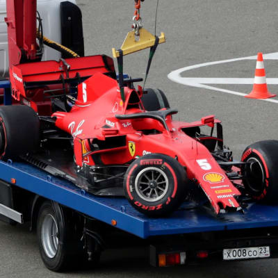 Sebastian Vettels söndriga bil på ett flak.