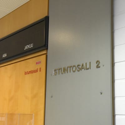 Oulun oikeustalon istuntosalin ovi.