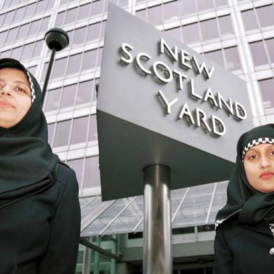 Kuvassa on kaksi hijabia käyttävää poliisia Lontoossa Scotland Yardin tilojen edessä.