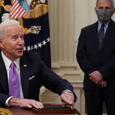 Johtava tartuntatautiasiantuntija Anthony Fauci oli mukana Valkoisen talon tilaisuudessa, missä presidentti Joe Biden allekirjoitti tukun korona-asetuksia. 
