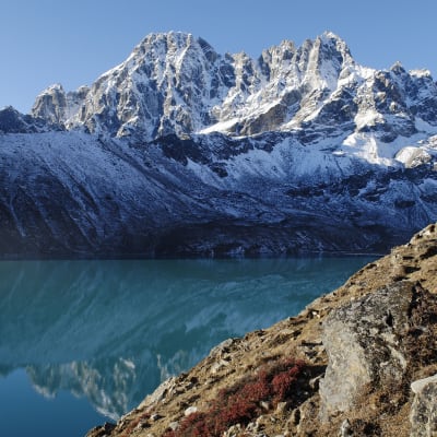 Dudh Pokharin jäätikköjärvi Sagarmathan kansallispuistossa Nepalissa.