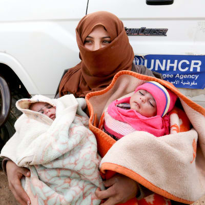 Syyrian pakolainen kahden pienen lapsen kanssa YK:n johtamalla terveusklinikalla.