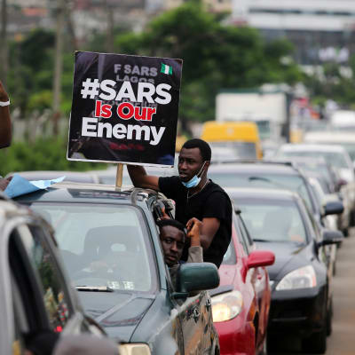 Kuvassa on nigerialaisia osoittamassa mieltään SARS-poliisia vastaan.
