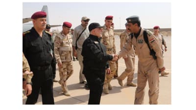 Iraks premiärminister Haider al-Abadi tackar de irakiska styrkorna för sin insats i Mosul 9.7.2017, samma dag som han utropade seger i staden.