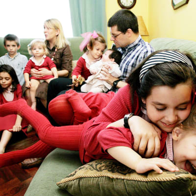 Lapsiperhe kotisohvallaan Espanjassa.