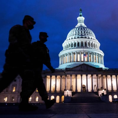 Kansalliskaartin sotilaat partioivat kongressitalon edustalla Washingtonissa