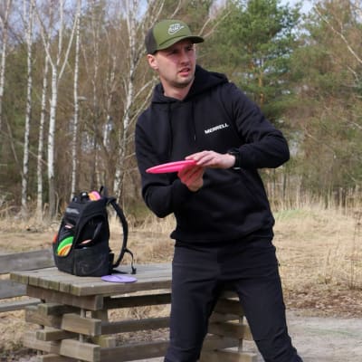 Ville Talola heittämässä frisbeegolfkiekkoa.