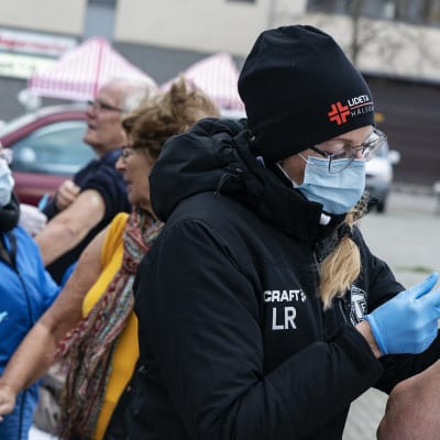 Ruotsin Trelleborgissa annettiin influennssarokotuksia ulkoilmassa.