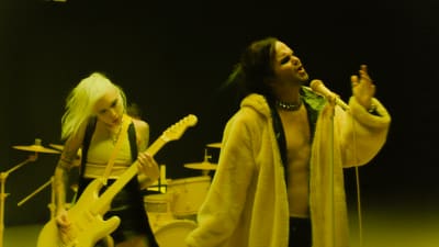 The Rasmus musiikkivideollaan. Kuvassa kitaristi Emppu Suhonen ja laulaja lauri Ylönen.