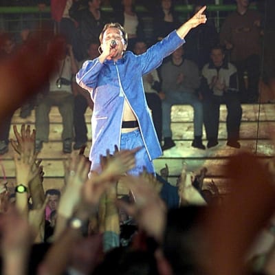 Dj Bobo på scen i Sarajevo år 2000.
