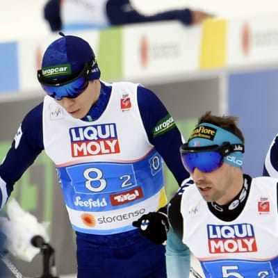 Eero Hirvonen och Ilkka Herola växlar i lagsprinten