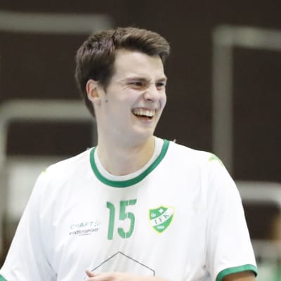Robin Granlund skrattar mellan lagkamrater.