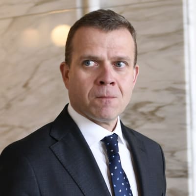 Finansminister Petteri Orpo stegar ut för att förklara Kaj Turunens avhopp från de blå till Samlingspartiet.