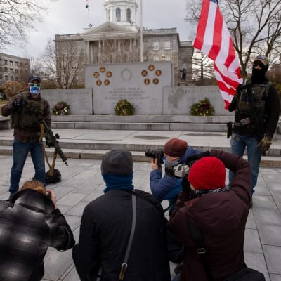 Aseistautuneet Boogaloo Boys -liikkeen jäsenet osoittavat mieltä New Hampshiren osavaltion hallintorakennuksen edessä Concordin kaupungissa.