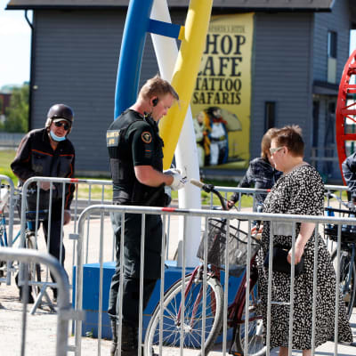 Rajavartijat tarkastavat henkilöitä Ruotsin rajalla Torniossa.