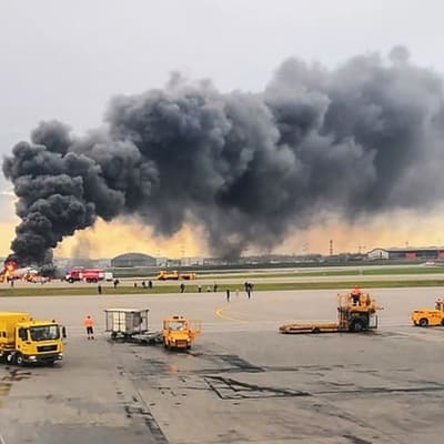 Aeroflotin Suhoi Superjet -tyyppinen kone paloi rajusti Moskovan Sheremetjevon lentoaseman kiitotiellä.
