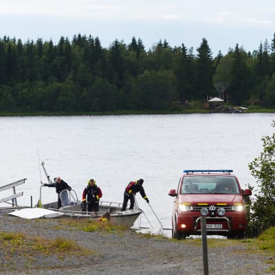 Räddningsarbetare återvände till en brygga i Umeälv med vrakdelar på söndag kväll. 