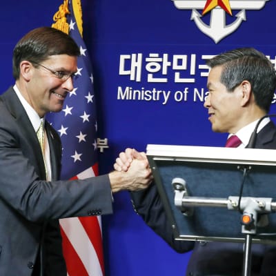 Mark Esper Etelä-Korean  puolustusministeri Jeong Kyeong-doo.