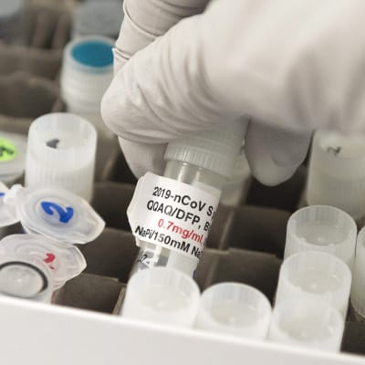 Koronavirusrokotetutkimukseen liittyviä koeputkia laboratoriossa Yhdysvaltain Gaithersburgissa.