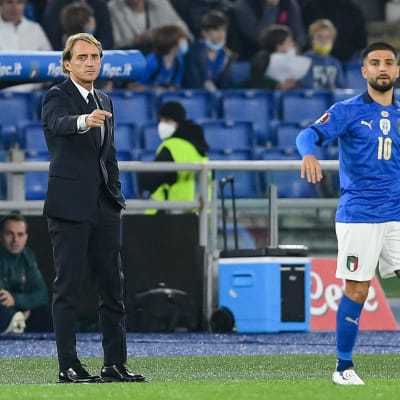Italian päävalmentajana Roberto Mancini ja hyökkääjä Lorenzo Insigne saivat maanantai-iltana ihmetellä MM-kisapaikan lipumista näpeistä.
