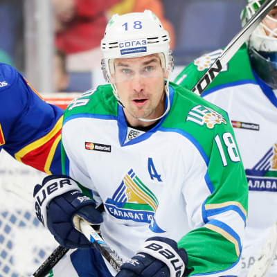 Sami Lepistö och Jesse Joensuu i närkamp.