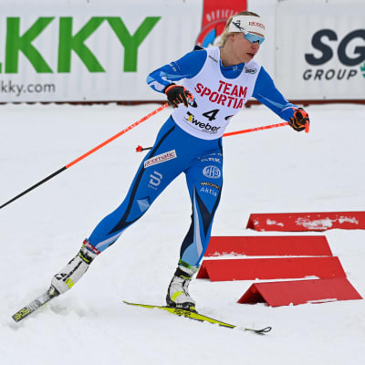 Jasmi Joensuu hiihtää kaarteessa. 