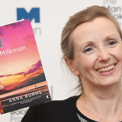 Anna Burns visar upp sin roman "Milkman" under utdelningen av Man Booker Prize of Fiction i Guildhall i London den 16 oktober 2018.