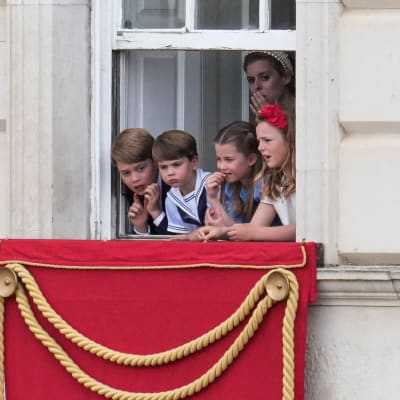 Storbritanniens prins George (längst till vänster), prinsessan Charlotte och prins Louis tittar på en ceremoni under drottningens platinajubileumsfirande i London den 2 juni 2022.