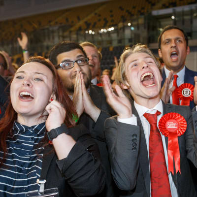 Työväenpuolueen kannattajat tuulettivat Paul Sweeneyn pääsyä parlamenttiin Glasgowssa, Skotlannissa torstaina.
