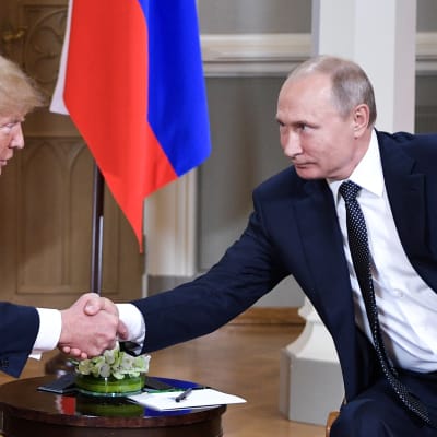 Donald Trump ja Vladimir Putin kättelevät
