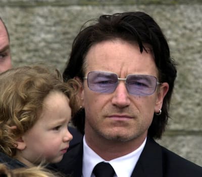 Närbild på Bono med sin Eli i famnen. 
