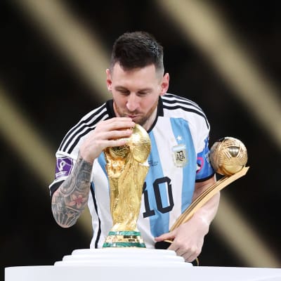 Lionel Messi suutelee MM-pokaalia.