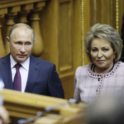 Valentina Matvijenko presidentti Vladimir Putinin seurassa.