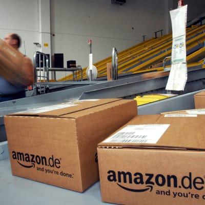 Amazonin paketteja lajitellaan Saksassa, Bad Hersfeldin logistiikkakeskuksessa.