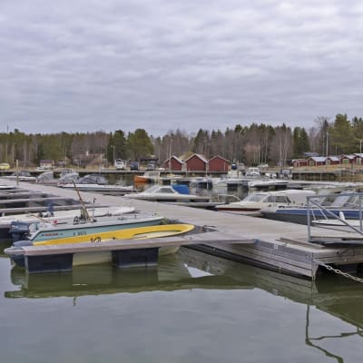 Båtar vid bryggan i Gerby i Vasa.
