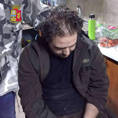Italian poliisin julkaisema kuva Etelä-Italian vuoristoalueella pidätetystä miehestä.