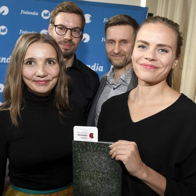 Tietokirjallisuuden Finlandia-ehdokkaat Jenni Räinä (vas.), Anssi Jokiranta (2. vas.), Pekka Juntti ja Anna Ruohonen (oik.) poseeraavat Metsä meidän jälkeemme -kirjan kanssa .