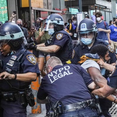 New Yorkin poliisit ja mielenosoittajat ottivat yhteen 30. toukokuuta.