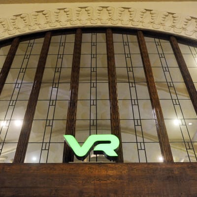 VR:n logo Helsingin rautatieasemalla. 