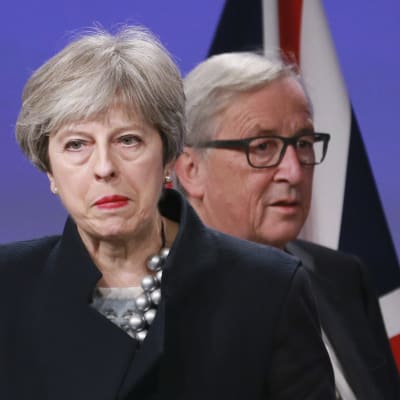 Theresa May och Jean-Claude Juncker i närbild.