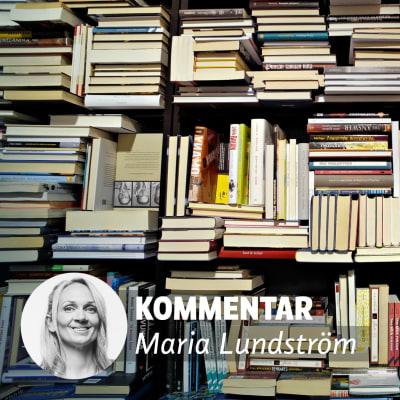 Maria Lundström framför en hög av böcker på bokmässan.