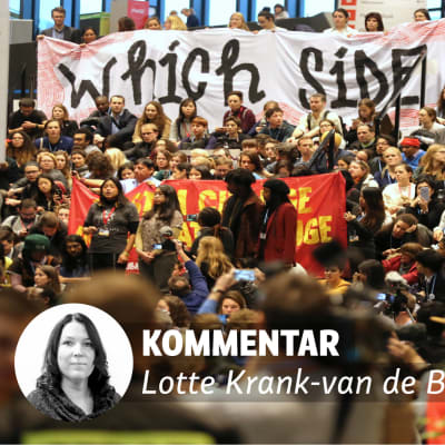 Bild på Lotte Krank-van de Burgt i förgrunden, i bakgrunden demonstranter samlade i Katowice i Polen.