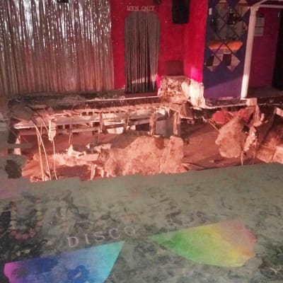 Stort hål i golvet på en nattklubb i Teneriffa. 