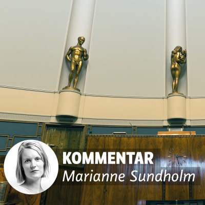 Guldstatyerna i riksdagens plenisal. 