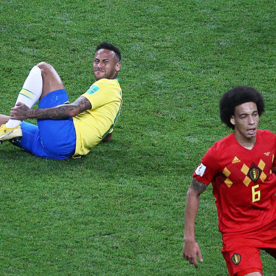 Neymar har gjort sig illa i VM-semifinalen. Belgiens Axel Witsel till höger.
